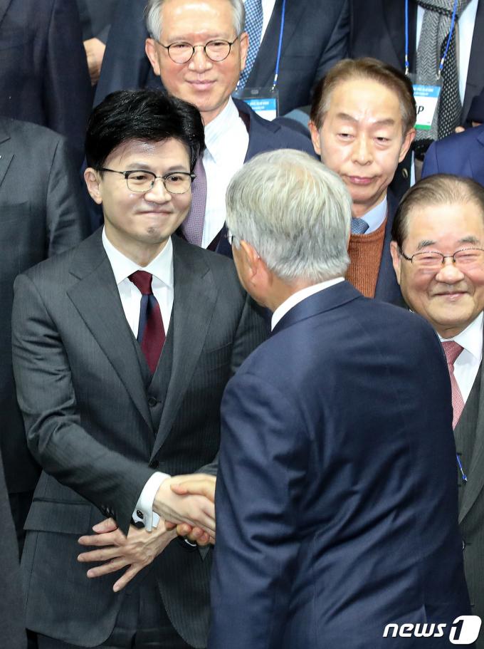 [사진] 악수하며 인사하는 문재인-한동훈