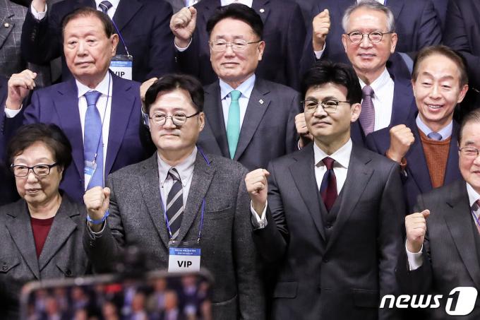 [사진] 나란히 포즈 취하는 한동훈-홍익표