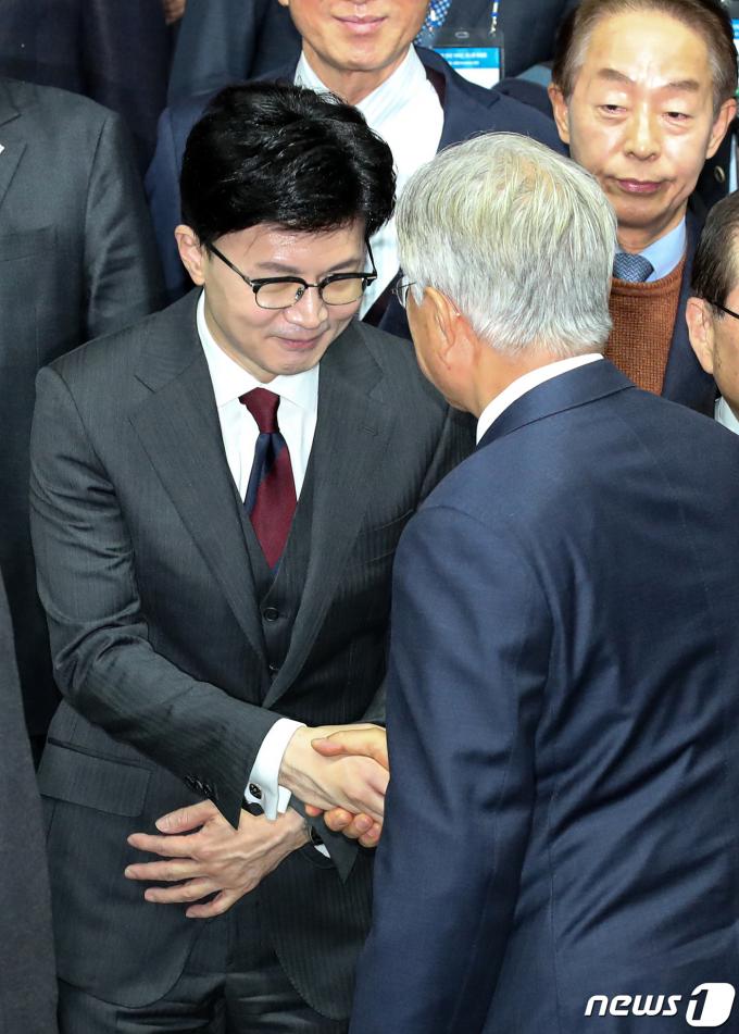 [사진] 악수 나누며 인사하는 문재인-한동훈