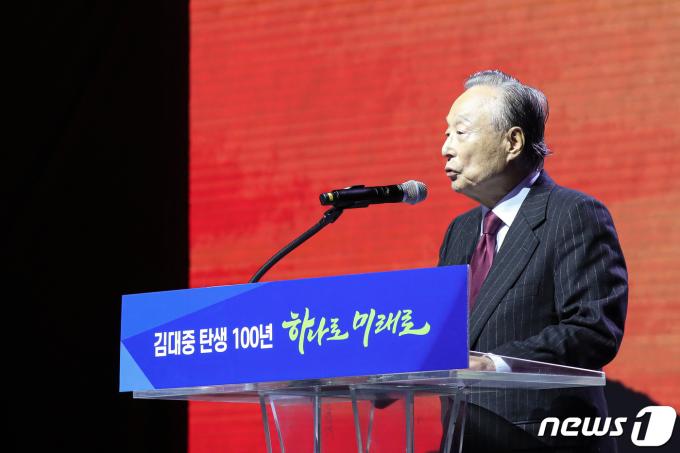 [사진] 개식 선언하는 권노갑 김대중재단 이사장