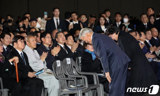 [사진] 참석자들에게 인사하는 문재인 전 대통령 부부