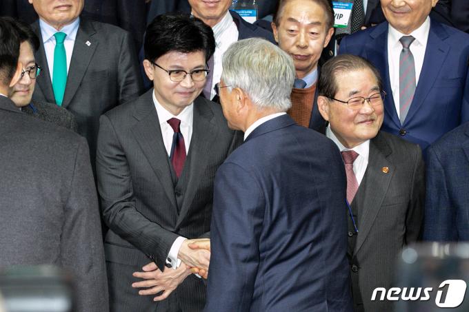 [사진] 악수 나누는 문재인 전 대통령과 한동훈 비대위원장