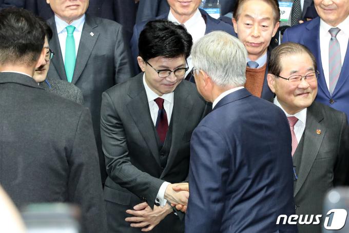 [사진] 악수하는 문재인·한동훈