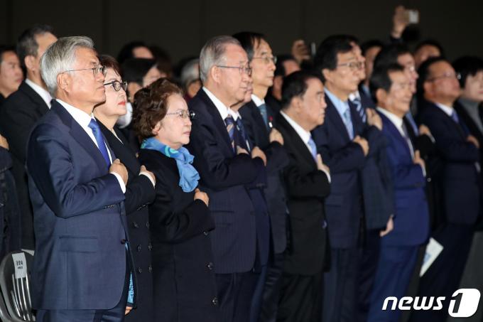 [사진] 권양숙 여사와 함께 김대중 100주년 기념식 참석한 문재인 전 대통령 부부