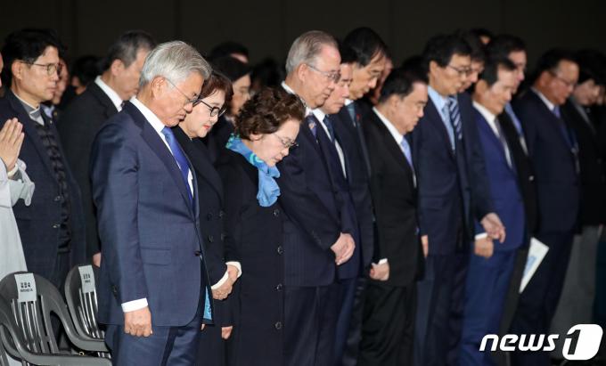 [사진] 김대중 탄생 100주년 '묵념하는 참석자들'