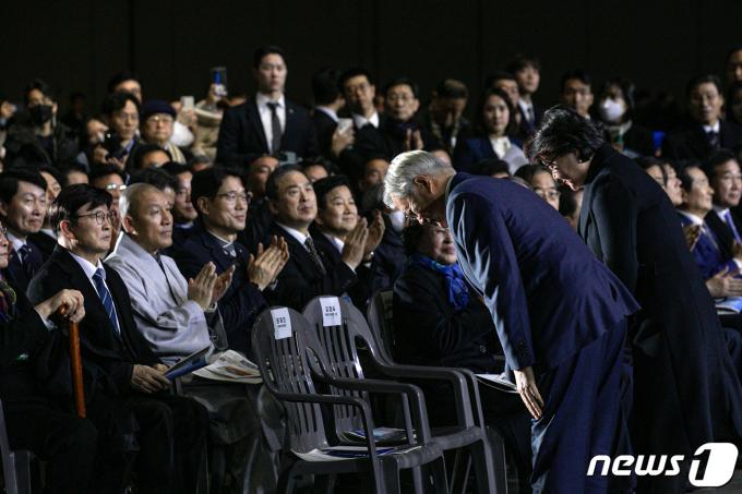 [사진] 김대중 100주년 기념식 '인사하는 문재인 전 대통령 부부'