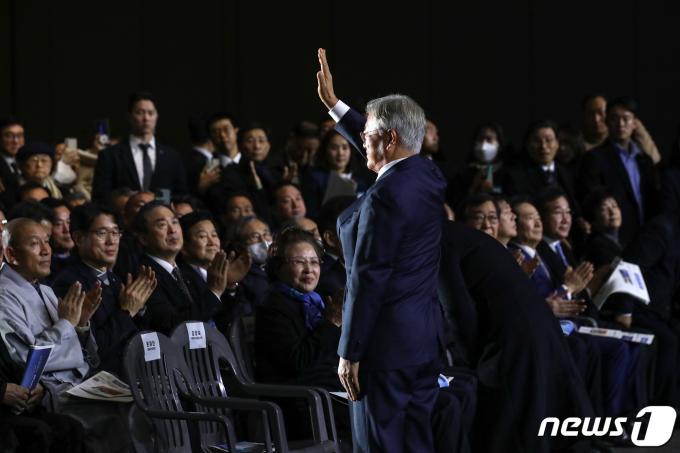 [사진] 손 들어 인사하는 문재인 전 대통령