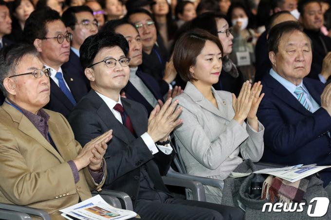 [사진] 박수치는 한동훈·고민정