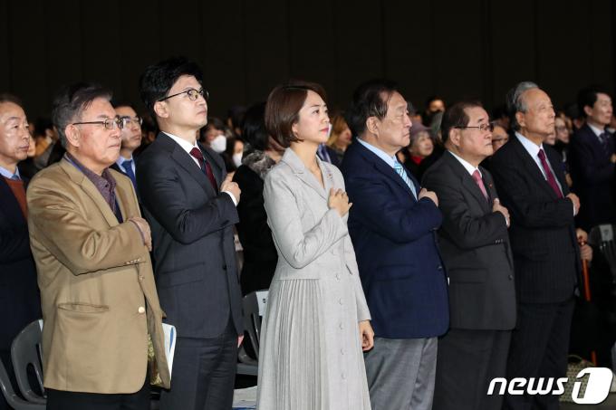 [사진] 국민의례하는 한동훈·고민정