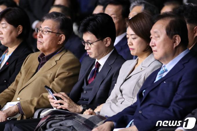 [사진] 핸드폰 확인하는 한동훈 국민의힘 비대위원장