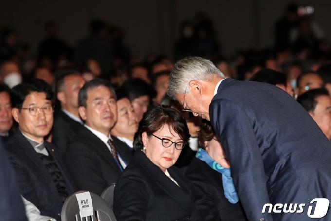 [사진] 인사하는 문재인 전 대통령
