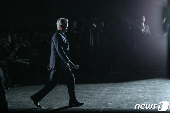 [사진] 김대중 탄생 100주년 기념식 단상 향하는 문재인 전 대통령