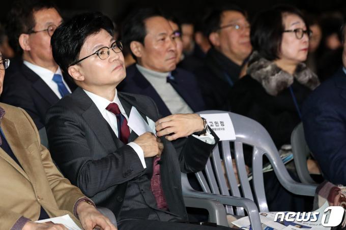 [사진] 축사 준비하는 한동훈 비대위원장
