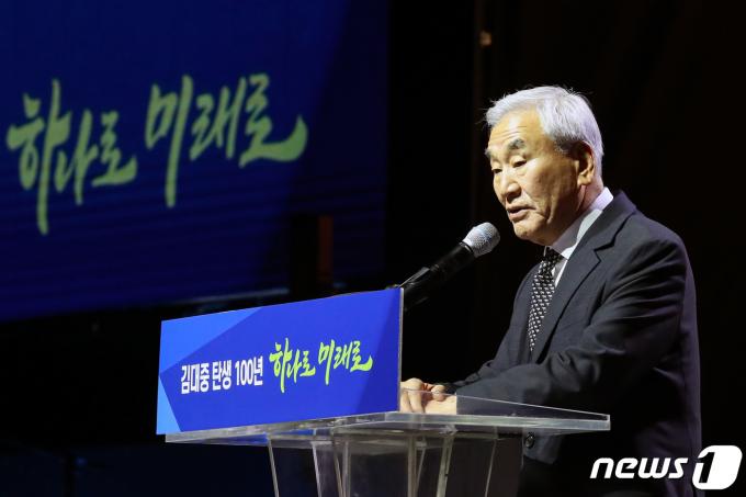[사진] 이명박 전 대통령 축사 대독하는 이재오 이사장