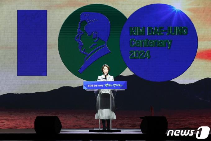 [사진] 이재명 당대표 축사 대독하는 고민정