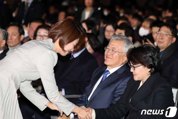 [사진] 문재인 전 대통령 내외와 인사하는 고민정 의원