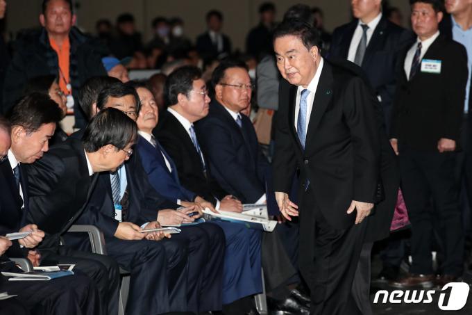 [사진] 자리로 향하는 문희상 전 국회의장