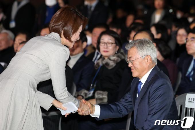 [사진] 고민정 의원과 인사하는 문재인 대통령