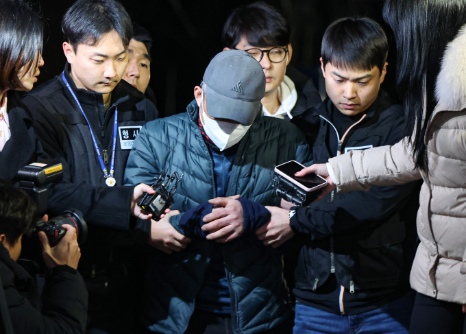 경기도 고양시와 양주시에서 60대 다방 업주 2명을 잇따라 살해한 혐의를 받는 이 모 씨가 5일 밤 강원도 강릉에서 검거돼 6일 새벽 경기 고양시 일산서부경찰서로 압송되고 있다. 이 씨는 절도 혐의로 수감된 후 지난해 11월 출소해 두 달도 안 된 시점에서 살인을 저질렀다./사진=뉴스1 