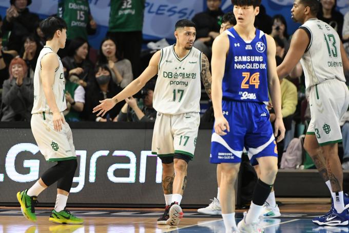 원주 DB의 이선 알바노(17번)와 디드릭 로슨(13번).  (KBL 제공)