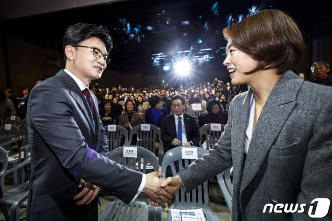 한동훈 국민의힘 비상대책위원장과 고민정 더불어민주당 의원이 6일 경기 고양시 킨텍스에서 열린 김대중 탄생 100주년 기념식 '하나로 미래로'에
