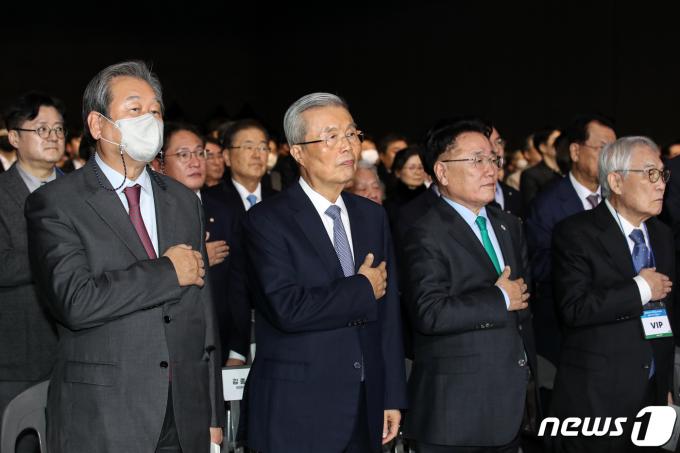 [뉴스1 PICK]DJ 100주년 기념식서 악수 나눈 문재인·한동훈