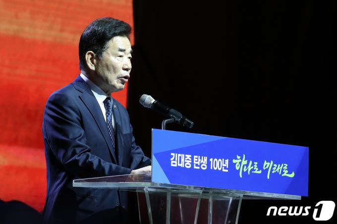 [뉴스1 PICK]DJ 100주년 기념식서 악수 나눈 문재인·한동훈