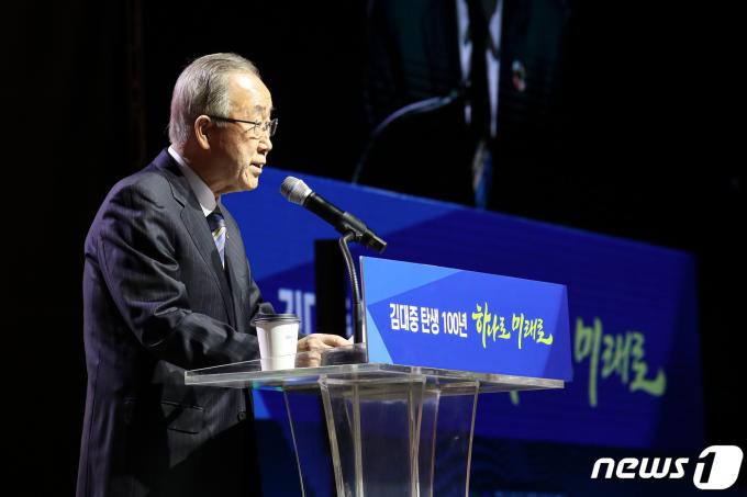 [뉴스1 PICK]DJ 100주년 기념식서 악수 나눈 문재인·한동훈