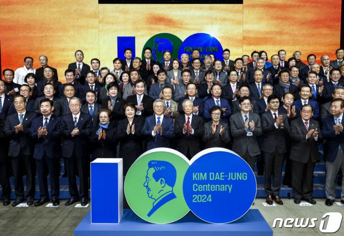 [뉴스1 PICK]DJ 100주년 기념식서 악수 나눈 문재인·한동훈