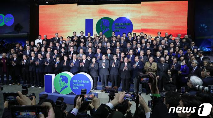 [뉴스1 PICK]DJ 100주년 기념식서 악수 나눈 문재인·한동훈