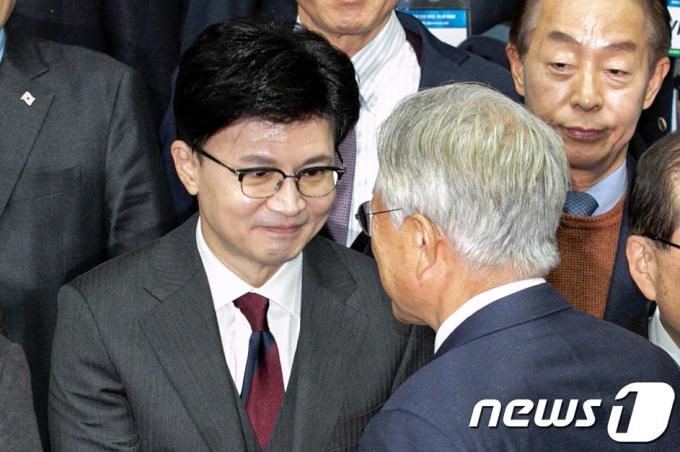 [사진] 악수 나누며 인사하는 문재인 전 대통령과 한동훈 비대위원장