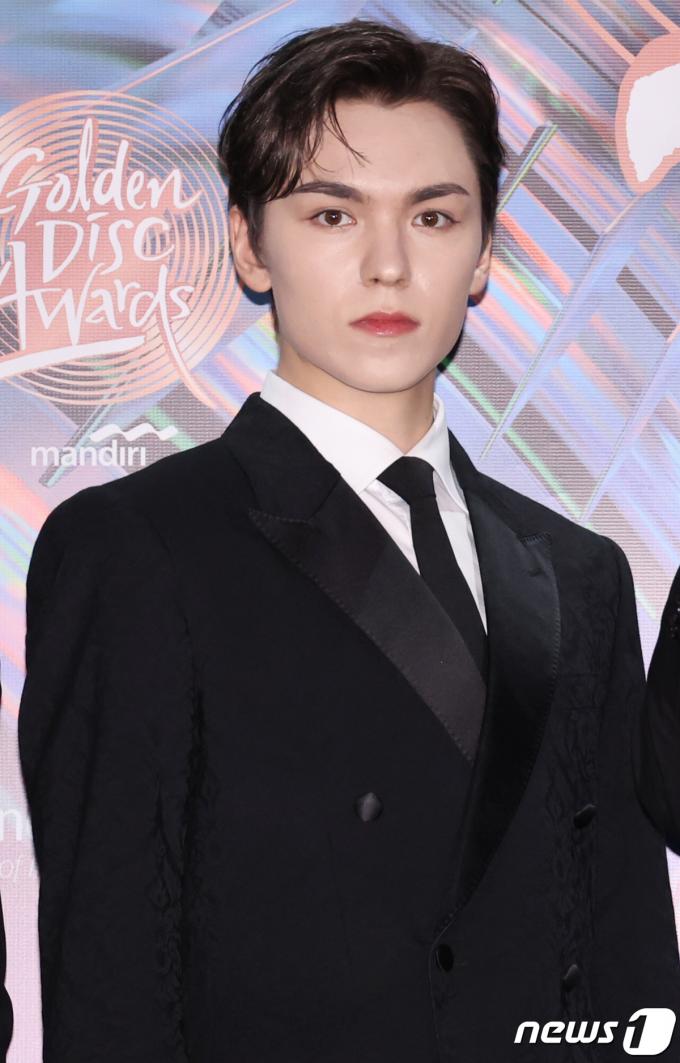 [사진] 버논, 골든디스크에서 반짝반짝 이는 버카프리오