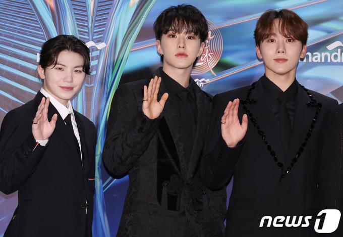 [사진] 세븐틴 우지·호시·승관, 케이팝의 중심