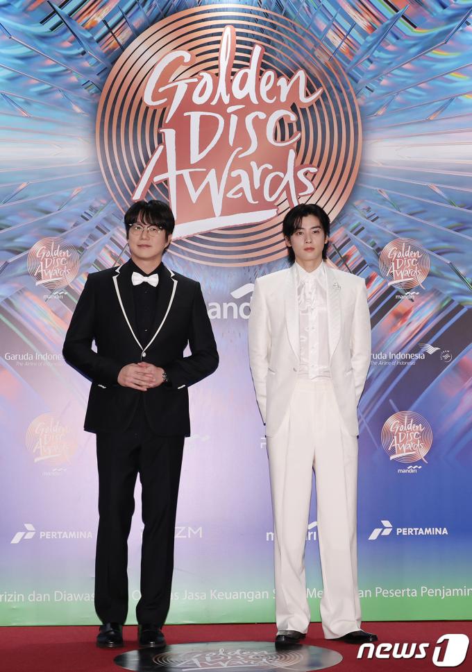 [사진] 성시경·차은우, 훈훈한 선후배