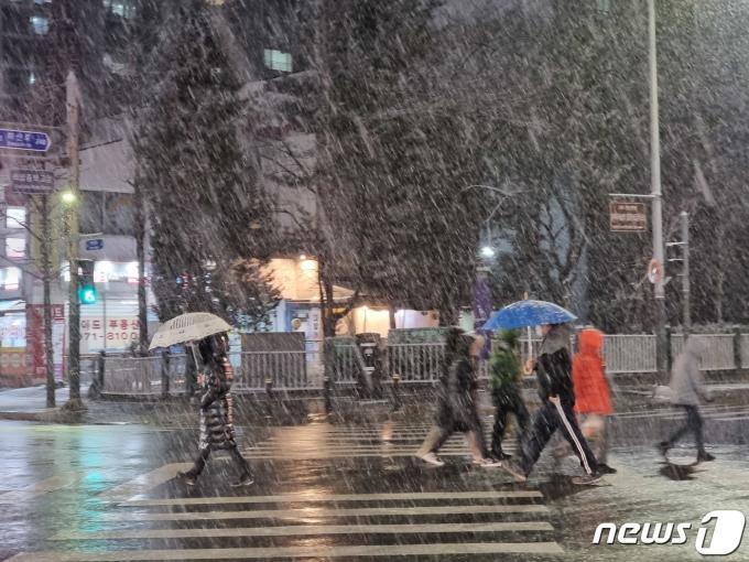 6일 오후 경기 고양 화정역 인근 번화가에 많은 눈이 내리고 있는 와중에 시민들이 발걸음을 재촉하고 있다. 2023.1.6/뉴스1 ⓒ News1 황덕현 기후환경전문기자