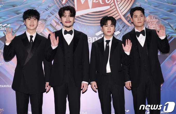 [사진] 라포엠, 빛나는 손 인사