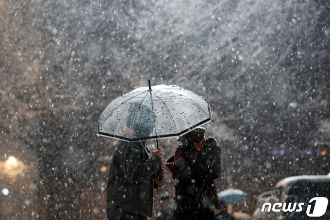 [사진] 내리는 눈에 발걸음 조심조심