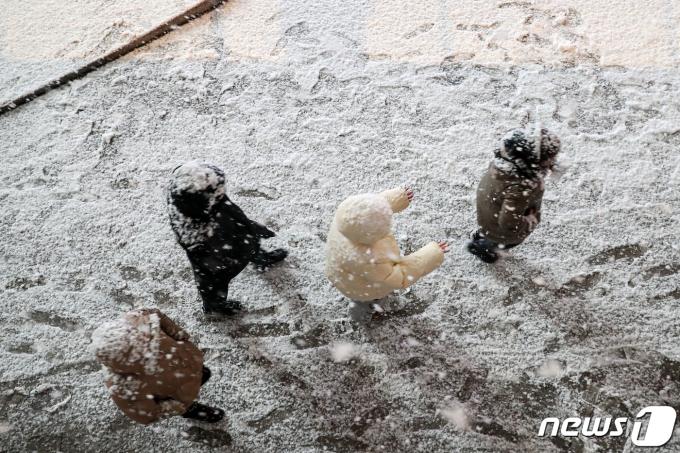 [사진] 눈 쌓이는 거리