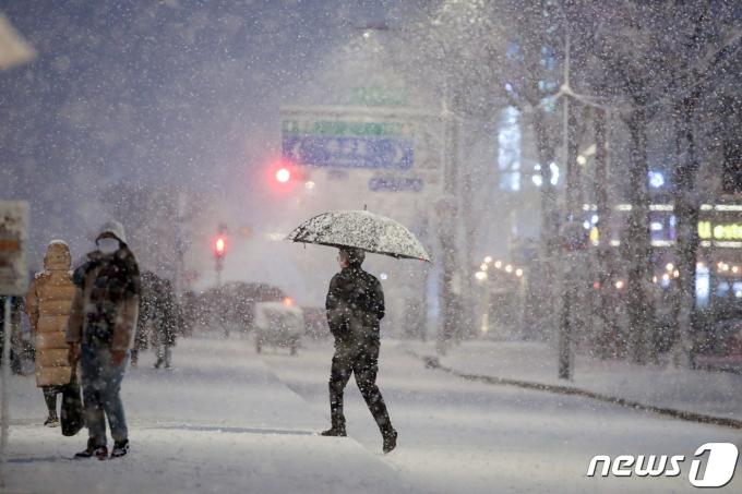 [사진] 눈 내리는 밤거리