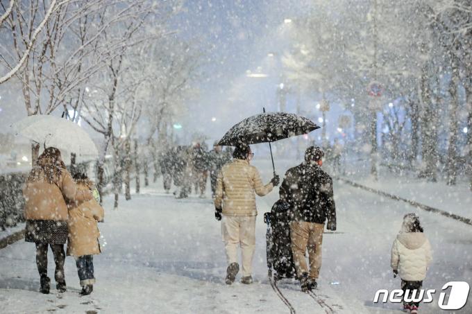 [사진] 함박눈 내리는 거리를 걸으며