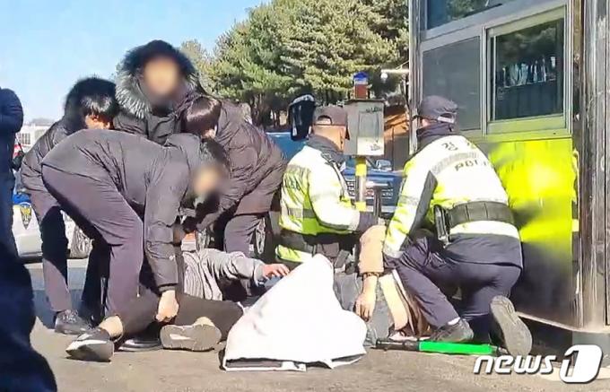 [사진] 대통령실 진입 시도하다 경찰에 제압당하는 대진연