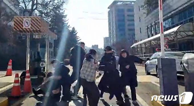 [사진] 대진연 대통령실 진입 시도하다 경찰 연행
