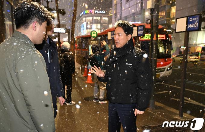 [사진] '퇴근길 대란' 명동입구 버스 정류장 찾은 오세훈 시장