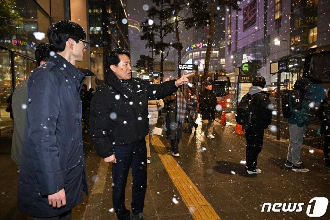 [사진] 명동입구 버스 정류장 찾은 오세훈 시장 '대책은?'