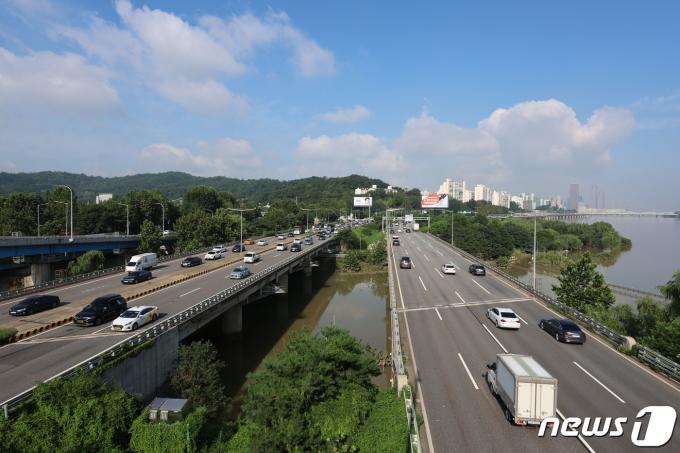 12일 서울 올림픽대로 동작대교와 가양대교 구간의 통제 해제로 양방향 전면 통행이 이뤄지고 있다.  2022.8.12/뉴스1 ⓒ News1 이광호 기자