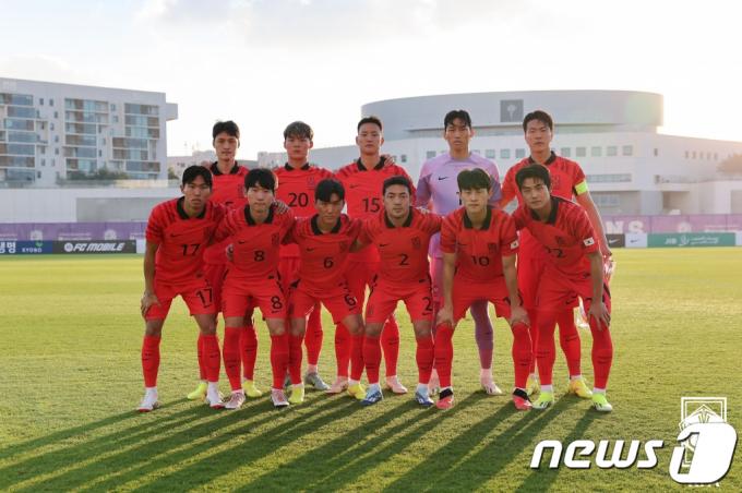 대한민국 축구대표팀이 6일(현지시간) 아랍에미리트 아부다비에서 열린 이라크와 평가전에서 기념촬영하고 있다. (대한축구협회 제공) 2024.1.6/뉴스1