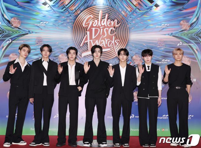 엔하이픈 니키(왼쪽부터)와 희승, 제이크, 성훈, 정원, 선우,제이가 6일(현지시간) 인도네시아 자카르타 인터내셔널 스타디움에서 열린 '38회 골든디스크 어워즈 with 만디리' 레드카펫 행사에서 포즈를 취하고 있다. (골든디스크 어워즈 사무국 제공) 2024.1.6/뉴스1 ⓒ News1 권현진 기자