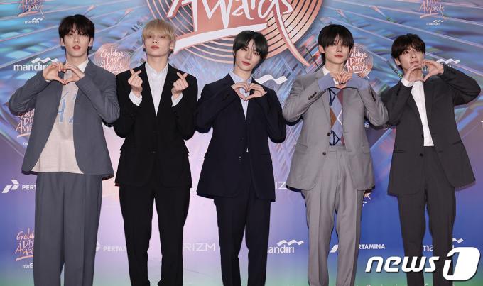 투모로우바이투게더(TXT) 수빈(왼쪽부터)과 휴닝카이, 범규, 연준, 태현이 6일(현지시간) 인도네시아 자카르타 인터내셔널 스타디움에서 열린 '38회 골든디스크 어워즈 with 만디리' 레드카펫 행사에서 포즈를 취하고 있다. (골든디스크 어워즈 사무국 제공) 2024.1.6/뉴스1 ⓒ News1 권현진 기자