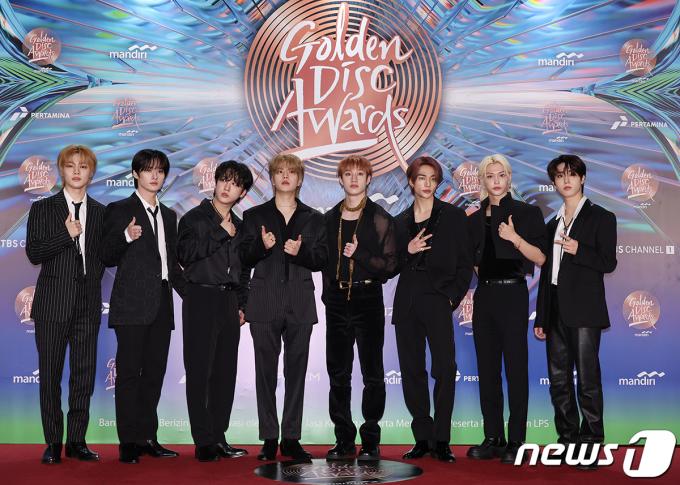 스트레이 키즈 아이엔(왼쪽부터)과 리노, 창빈, 승민, 방찬, 현진, 필릭스, 한이 6일(현지시간) 인도네시아 자카르타 인터내셔널 스타디움에서 열린 '38회 골든디스크 어워즈 with 만디리' 레드카펫 행사에서 포즈를 취하고 있다. (골든디스크 어워즈 사무국 제공) 2024.1.6/뉴스1 ⓒ News1 권현진 기자