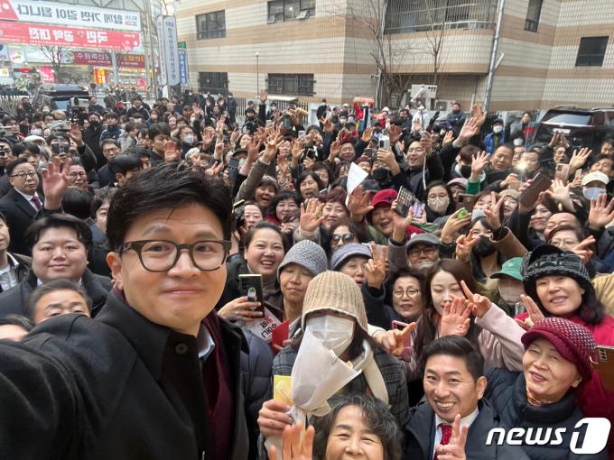 한동훈 국민의힘 비상대책위원장이 5일 오후 경기도 수원시 국민의힘 경기도당에서 열린 신년 인사회에서 당원 및 지지자들과 촬영을 하고 있다. (국민의힘 제공) 2024.1.5/뉴스1 ⓒ News1 송원영 기자